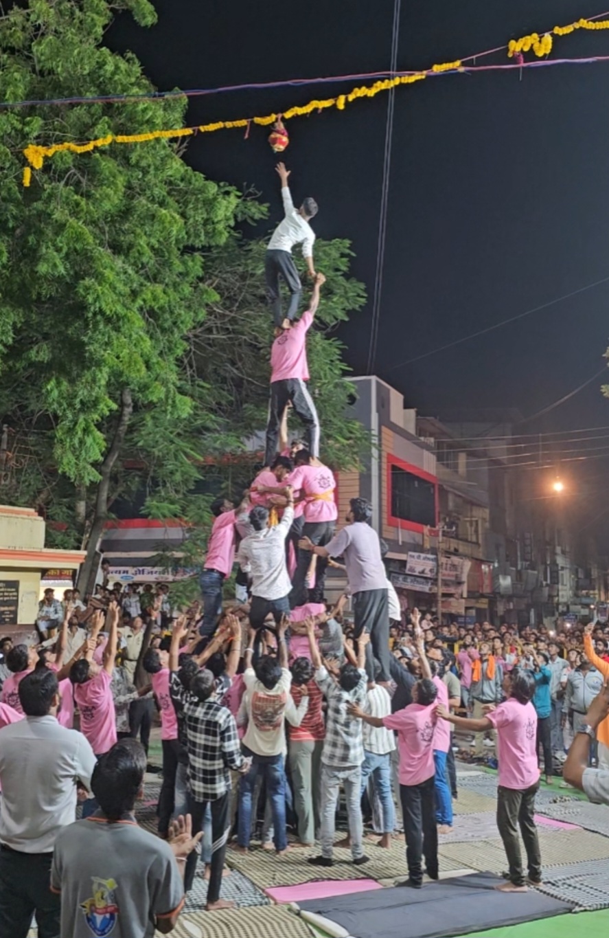 विहिप द्वारा भव्य मटकी फोड़ आयोजन, 4 प्रयास के बाद भी पहले दिन सभी टीम रही असफल, गोपाल आज फिर जुटेंगे