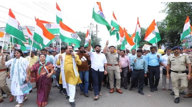 नीमच में जिला प्रशासन ने निकाली भव्‍य तिरंगा यात्रा, विधायक, कलेक्‍टर एवं एसपी ने लिया भाग, हाथों में थामा राष्ट्रीय