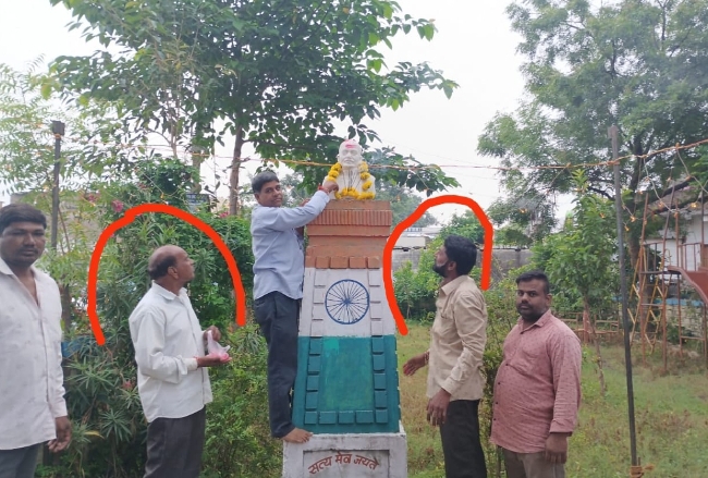 नयागांव में 28 वर्षों से राष्ट्रपिता महात्मा गांधी प्रतिमा को माला व तिलक अर्पित कर रहे नगजीराम मीणा, 26 जनवरी व
