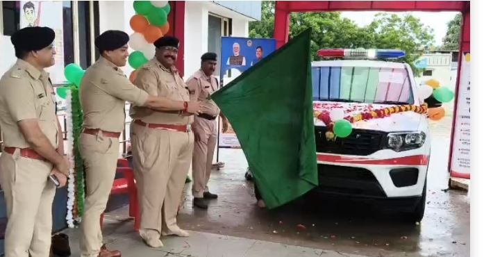 नीमच पुलिस के बेड़े में शामिल हुई 12 नई डायल-112, अतिरिक्त पुलिस महानिदेशक उमेश जोगा व एसपी