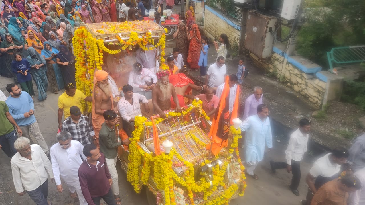 खेड़ापति हनुमान मंदिर के महंत 108 श्री लक्ष्मणगिरी जी महाराज का देवलोकगमन, चकडोल यात्रा में उमड़ा श्रद्धालुओं का सैलाब,
