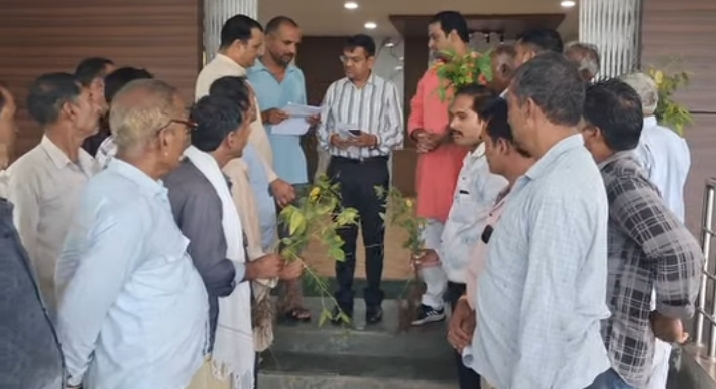हाथों में फसल लेकर कलेक्ट्रेट पंहुचें किसान,मुआवजे की मांग,सौंपा ज्ञापन पढ़ें ये खबर 