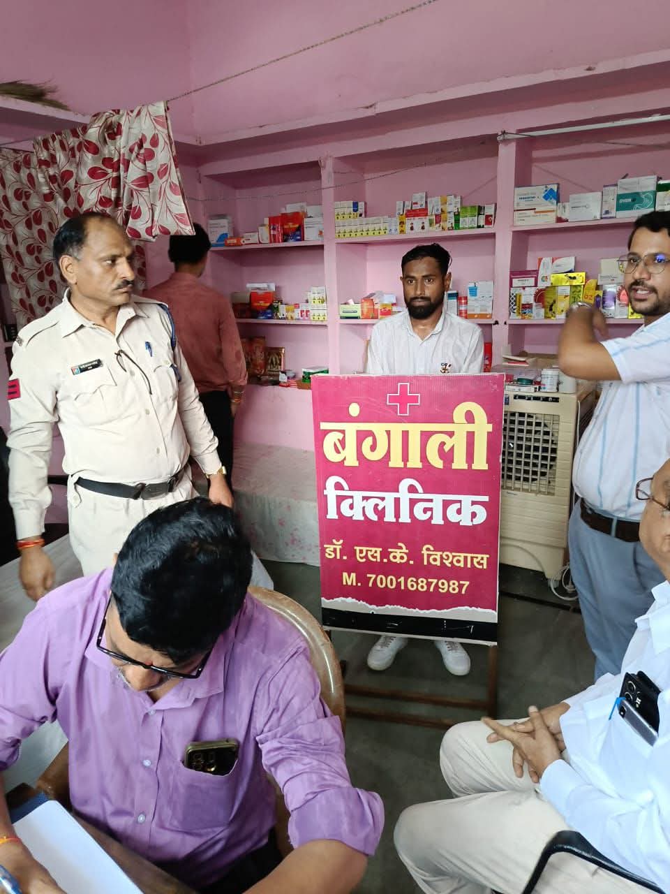 दामोदरपुरा में झोलाछाप डॉक्टरों पर कार्रवाई, टीम ने छापा मारकर एक क्लिीनिक किया सील,शिकायत के बाद जागा प्रशासन 