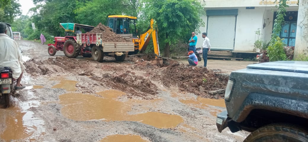 मालवा हलचल की खबर का हुआ असर,नीमच से चीताखेड़ा सड़क हो गई छलनी,गड्ढों में समा गई सड़क,वाहन चालकों के लिए बनी जानलेवा-- मालवा हलचल न्यूज एप चैनल ने प्राथमिकता से प्रकाशित की थी खबर, गड्ढे को भरने का काम हुआ शुरू,,पढ़ें दशरथ माली की ये रिपोर्ट