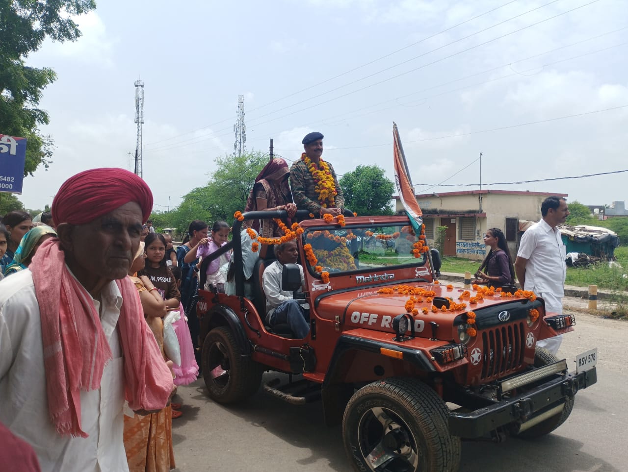 सेवानिवृत होकर गांव पहुंचे फौजी का हुआ भव्य स्वागत 