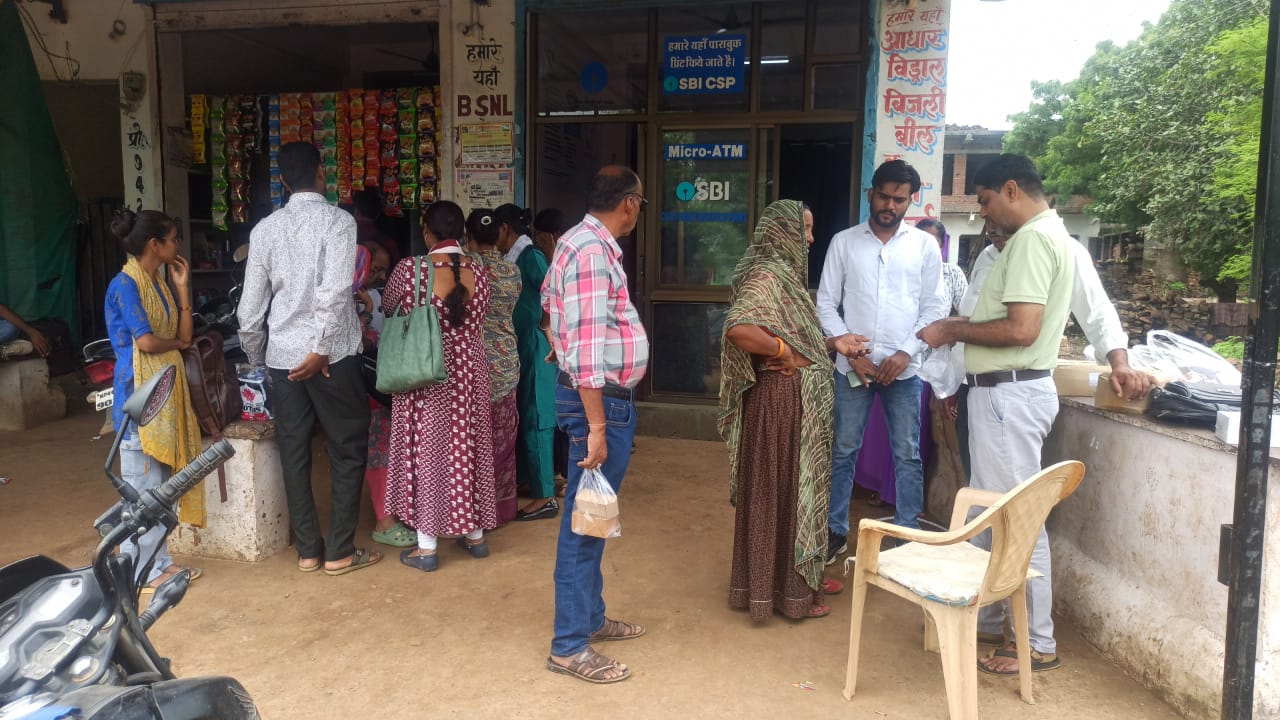 दस्त प्रभावित पीपली खेड़ा में आज स्वास्थ्य विभाग के दल द्वारा घर घर सर्वे किया गया 