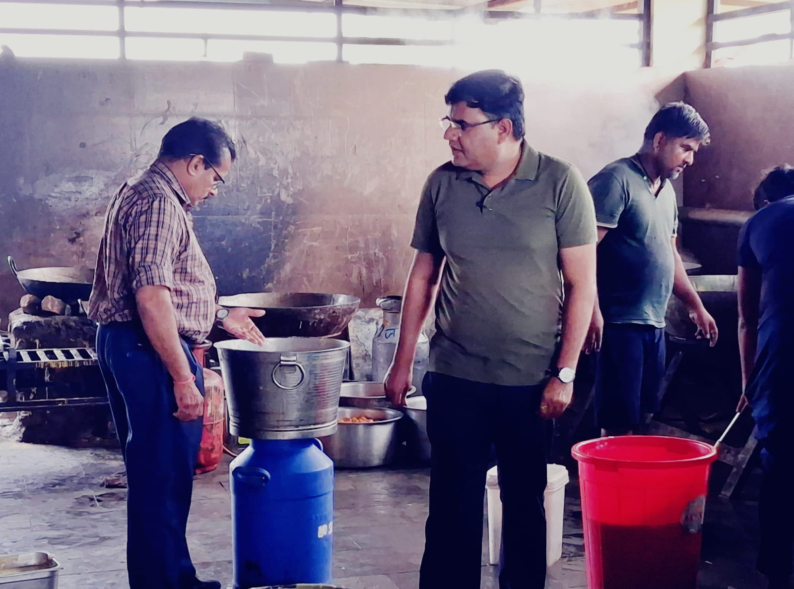 त्योहारों को देखते हुए खाद्य एवं औषधि प्रशासन की कार्रवाई शुरू, मिठाई कारखानों में जांच, मावा और मसालों के लिए