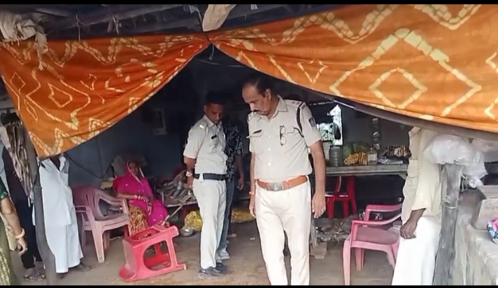 आधी रात को अज्ञात बदमाशों ने ढाबा (होटल) मालिक को रस्सी से बांधकर पीटा, फिर नगदी, चांदी के आभूषण और अनाज की बोरियां ले भागे पढ़ें दशरथ माली की ये खबर
