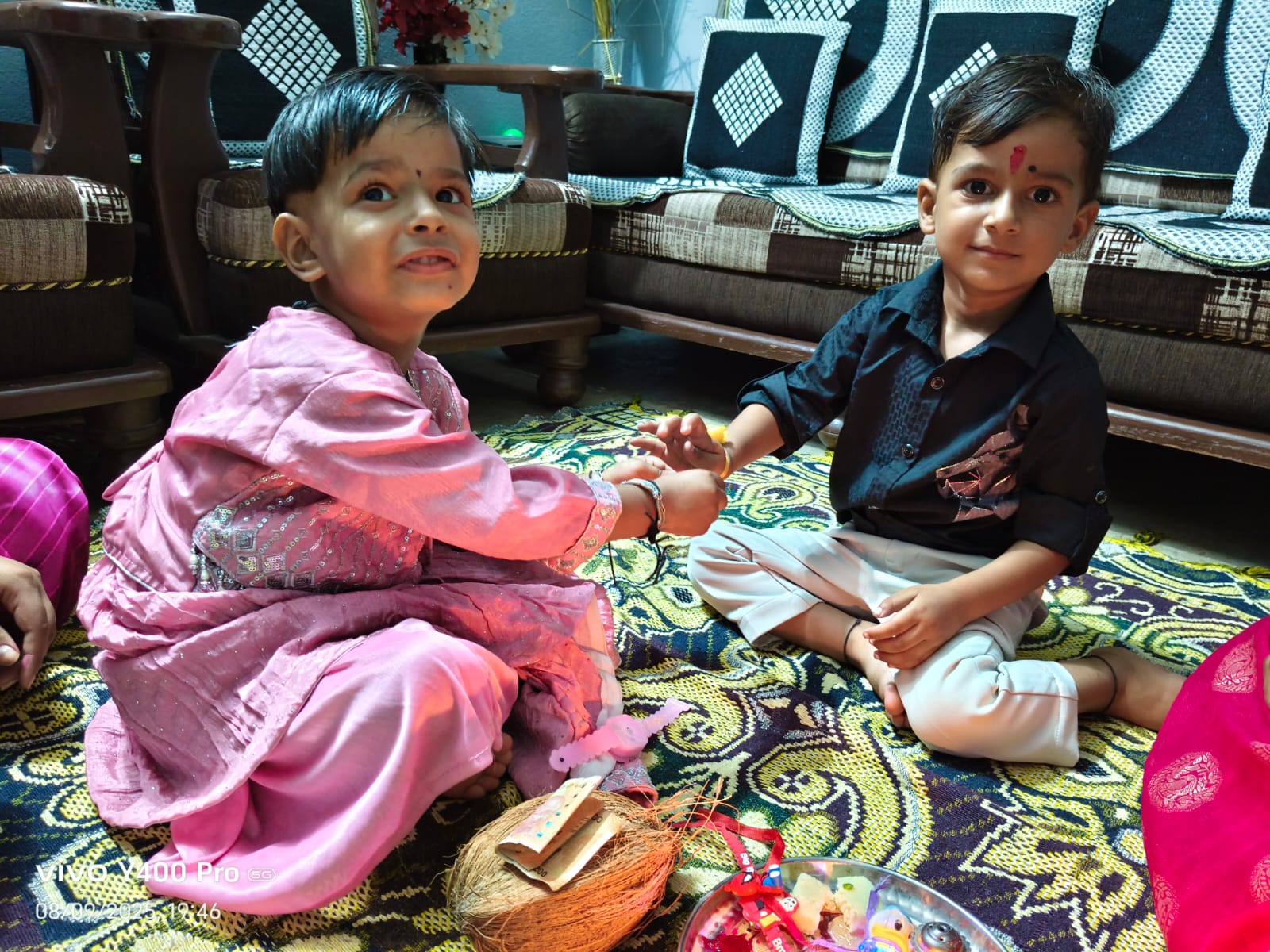 रक्षाबंधन पर माथे पर तिलक लगाकर बहनों ने भाईयों की कलाई पर बांधी अटूट स्नेह रेशम की डोर पढ़ें दशरथ माली की ये रिपोर्ट -