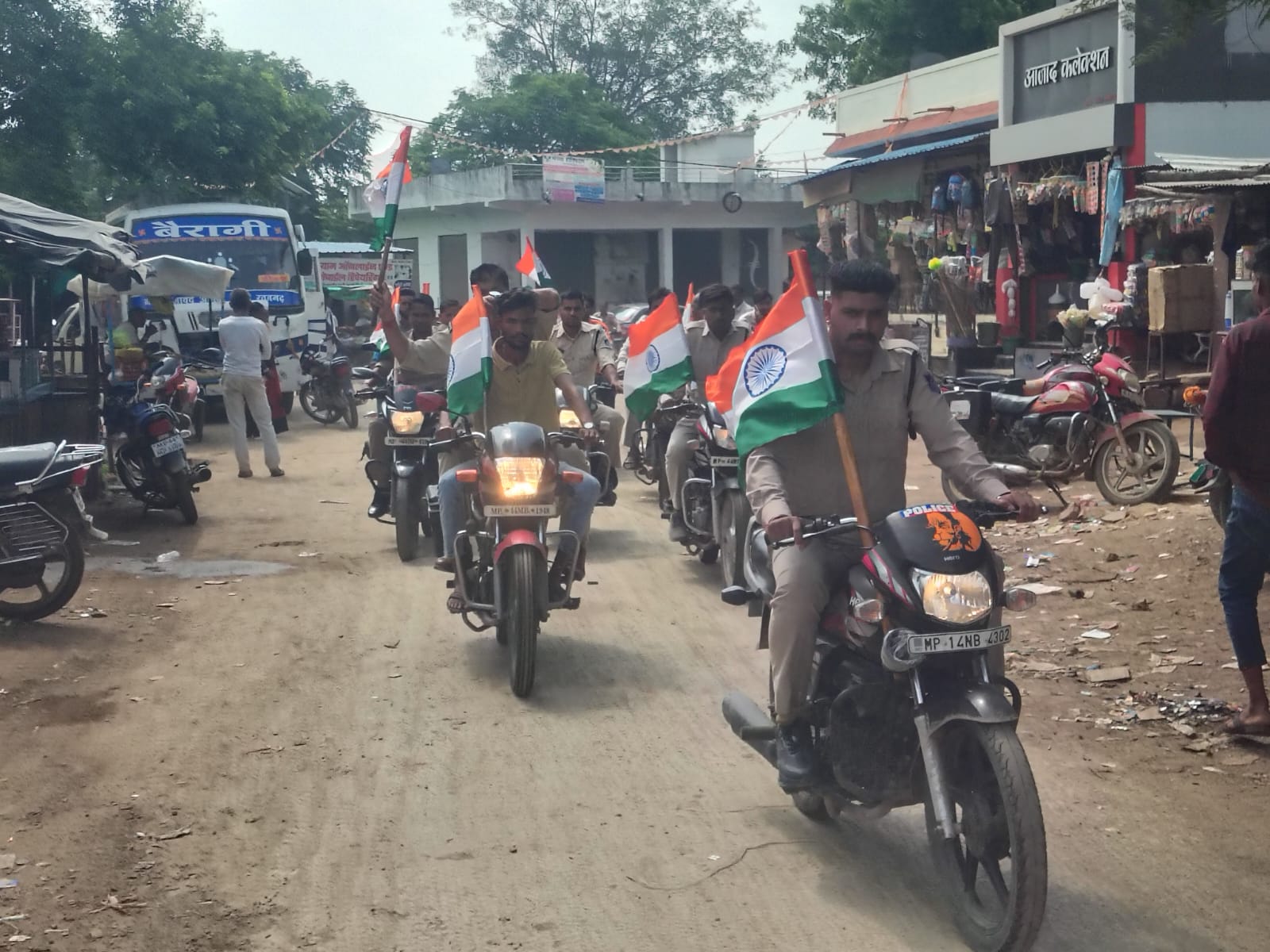 हर घर तिरंगा, हर घर स्वच्छता स्वतंत्रता का उत्सव, स्वतंत्रता के संग अभियान,नीमच पुलिस द्वारा थाना क्षेत्रों में अभियान जनजागरूकता हेतु निकाली तिरंगा यात्रा,