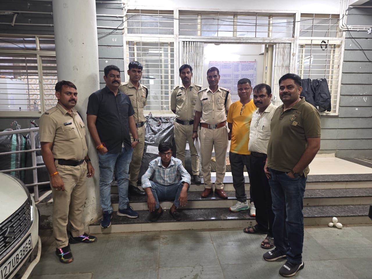 नीमच सिटी पुलिस ने अर्टिगा कार से 15 प्लास्टिक के कट्टो मे भरा 300 किलोग्राम अवैध मादक प्रदार्थ डोडाचुरा के साथ एक आरोपी को किया गिरफतार