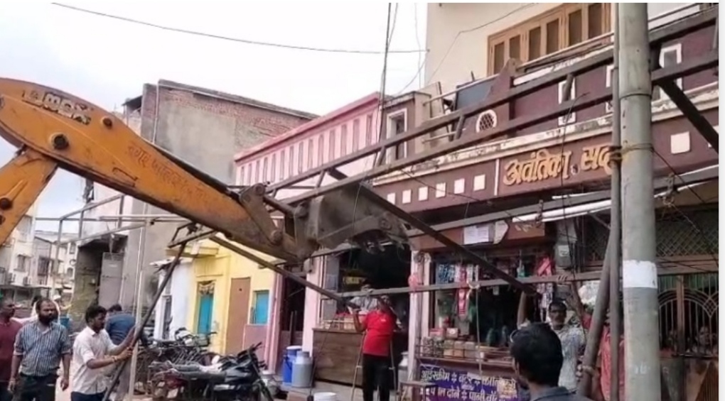 नीमच नगर पालिका के अतिक्रमण हटाओ अभियान से मूलचंद मार्ग क्षेत्र में मचा हड़कंप, प्रशासनिक अमले के साथ मौजूद रहा