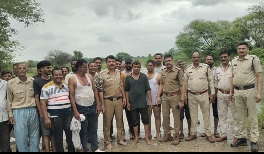 जीरन टीआई उमेश यादव की बहादुर टीम ने बाढ़ के पानी में फंसे व्यक्ति की जान बचाई