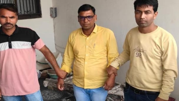 जीरण में मौत के मामले में नगर परिषद में कम्प्यूटर आपरेटर 7 हजार रूपए की रिश्वत लेते हुए लोकायुक्त उज्जैन की टीम पकडा 
