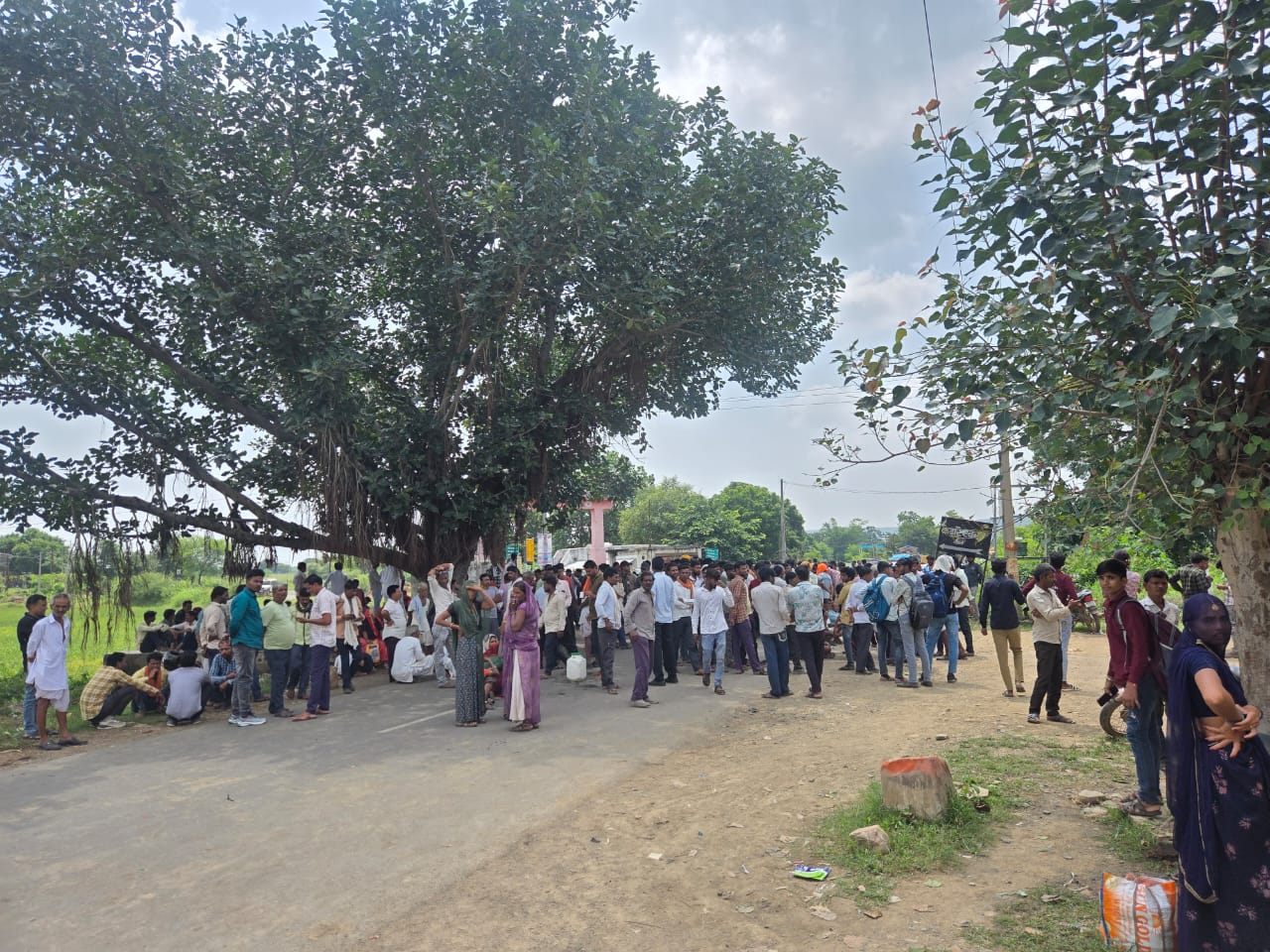 अमरपुरा  खिमला प्लांट की बस से हुआ हादसा,बाईक सवार एक मजदूर की हुई मौत, ग्रामीणों में आक्रोश, आक्रोशित ग्रामीणों ने खिमला प्लांट में जिस बस से टक्कर लगी उसमें लगाई आग
