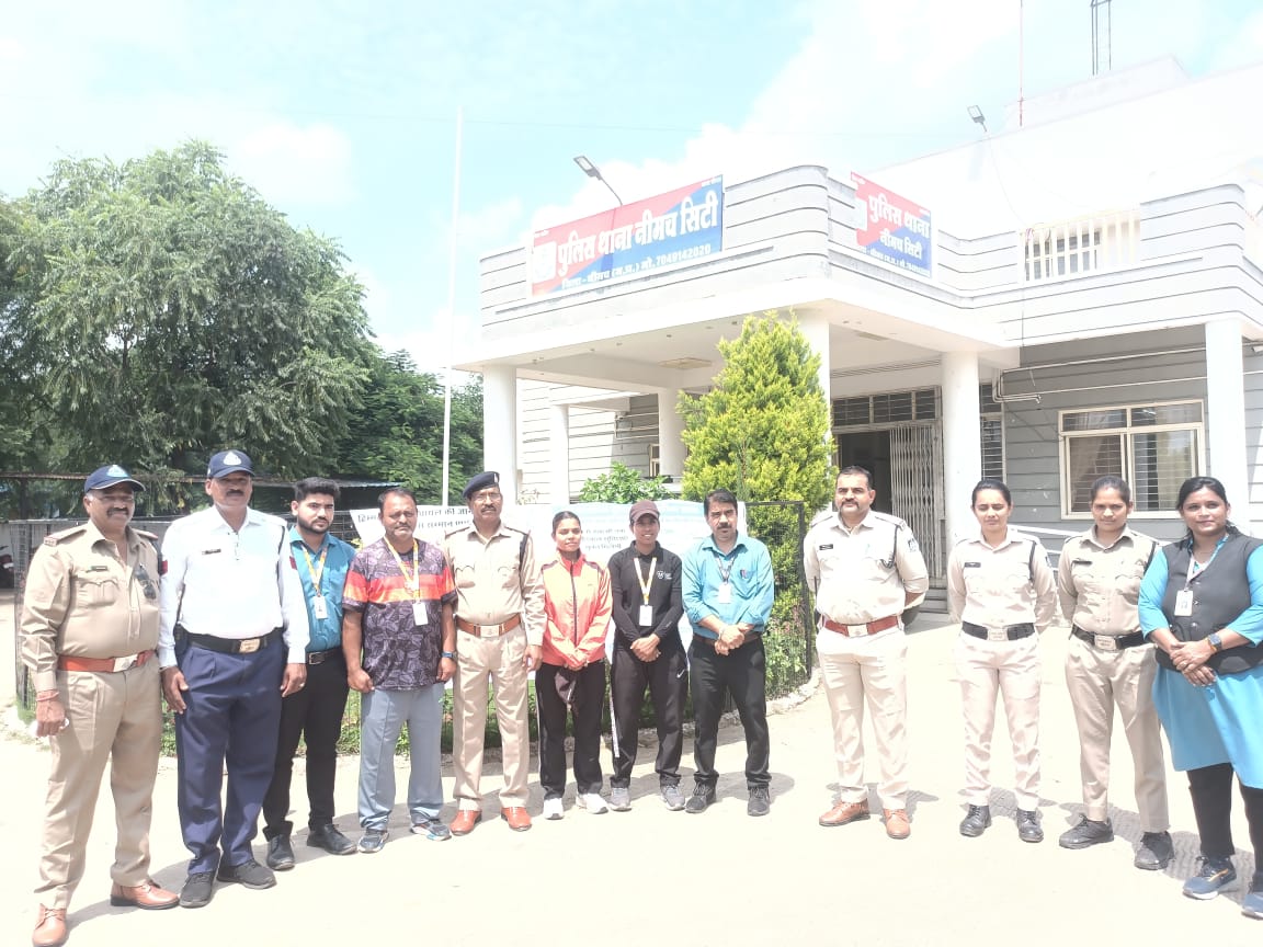 ट्रैफिक पुलिस ने स्कूली बच्चों को पढ़ाया यातायात के नियमों का पाठ,स्कूली बच्चों को किया  जागरूक