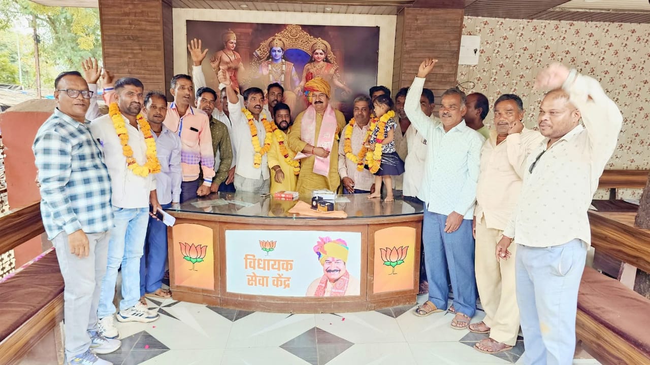 ग्वाल तालाब में सार्वजनिक डोम स्वीकृत करने पर ग्रामवासियों ने किया विधायक परिहार का भावभीना स्वागत