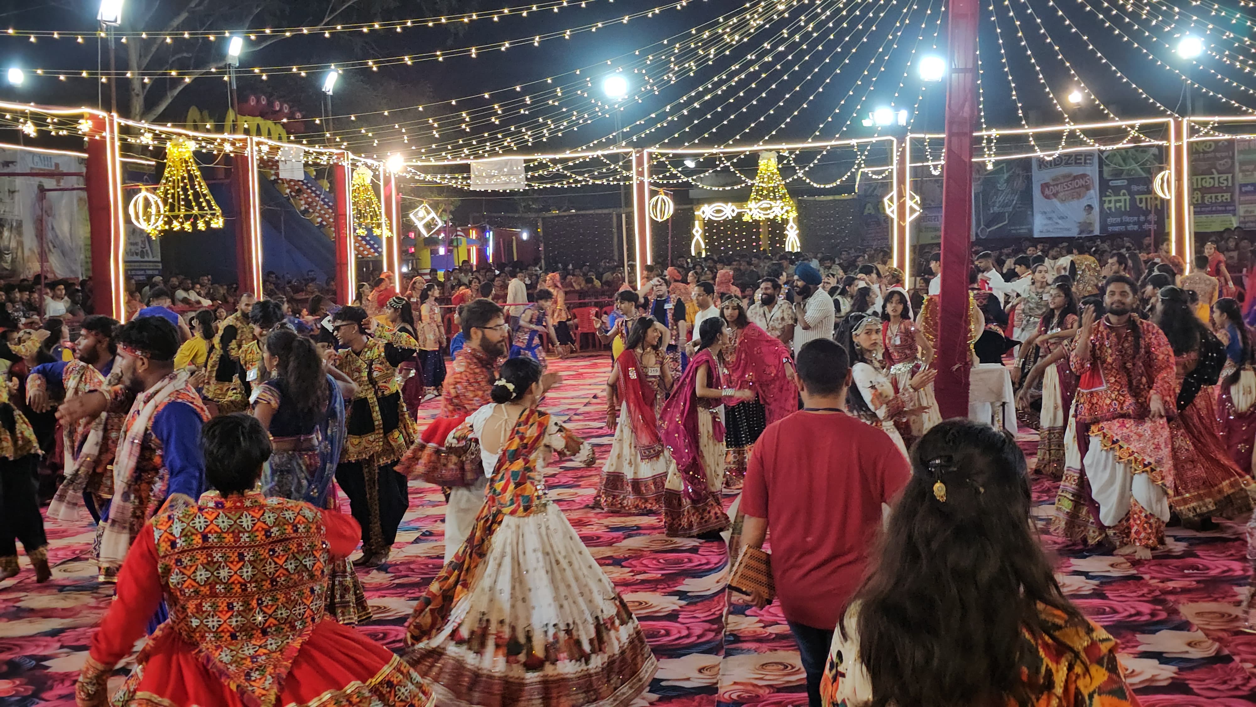 डायमंड रोटरी डांडिया पंडाल में विहिप बजरंग दल द्वारा किया गया शस्त्र पूजन