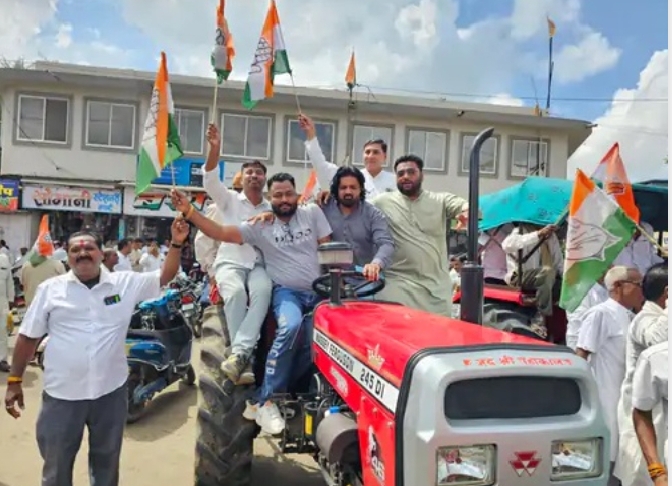 मंदसौर में फसल मुआवजे की मांग को लेकर कांग्रेस का जंगी प्रदर्शन, पुलिस ने ट्रैक्टर रैली के पहले ही रोके वाहन,