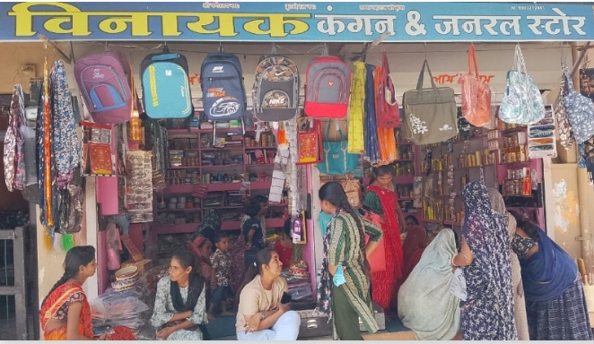 करवा चौथ पर कुकड़ेश्वर नगर के बाजार में उमड़ी महिलाओं की भारी भीड़, दीपोत्सव से पहले दिखा उत्साह, लौटी रौनक,