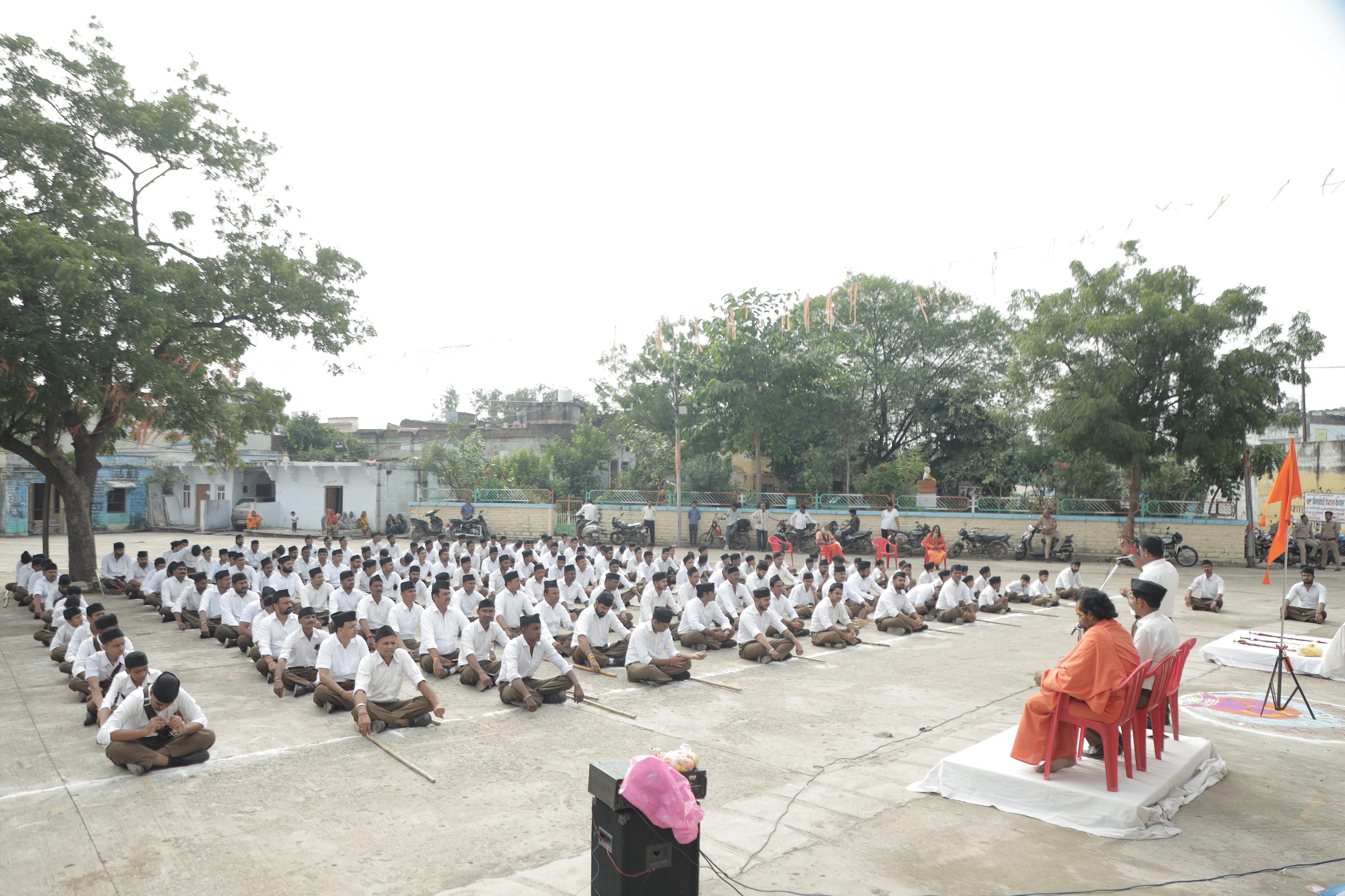 संघ की शताब्दी वर्षगांठ पर नयागांव में निकला पथ संचलन,जगह जगह स्वागत में बरसे फूल,भव्य पथ संचलन का आयोजन, पढ़ें मनोज मीणा की ये खबर