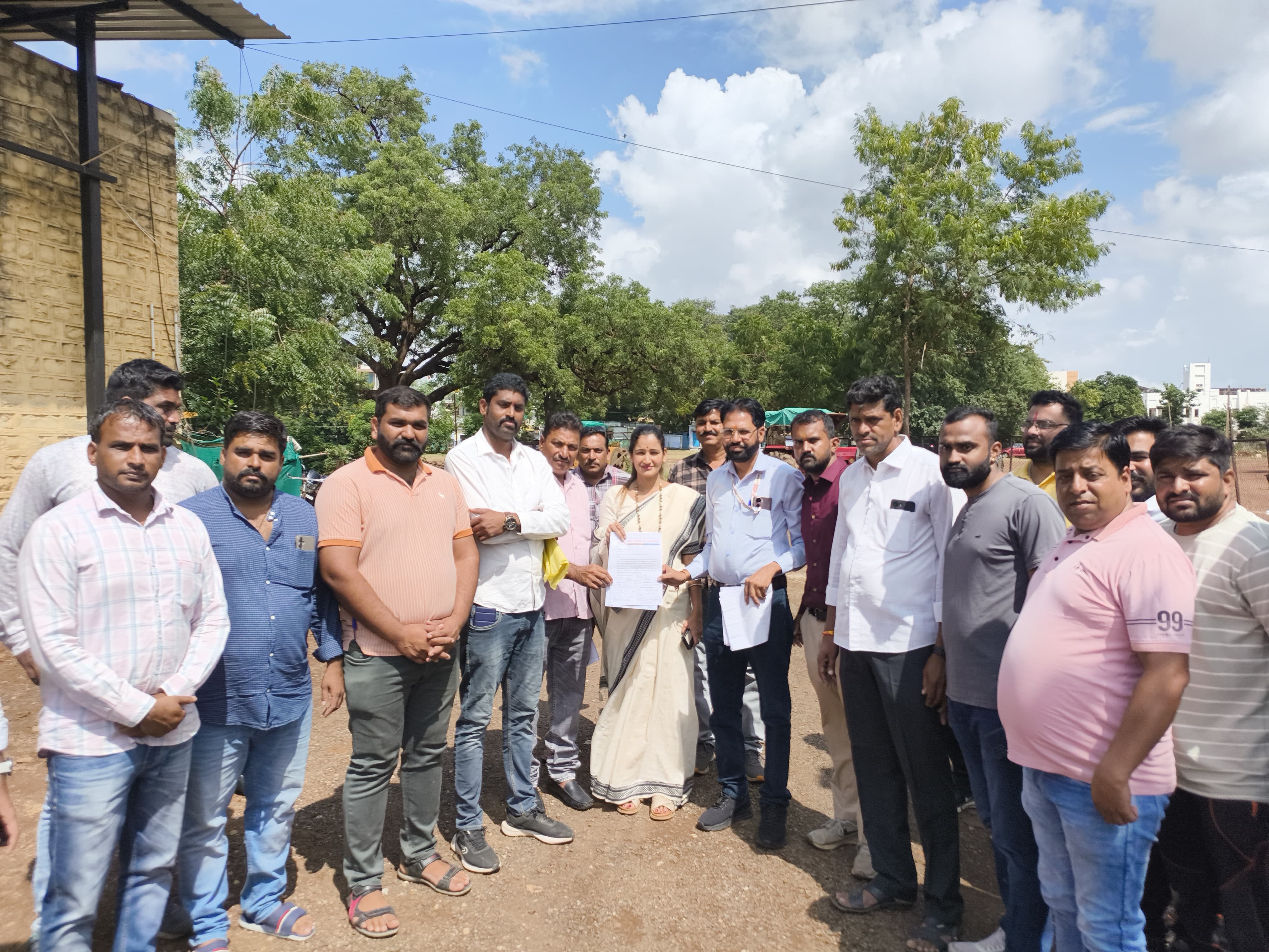अहीर नारायणी सेना ने नगर में "चक्रधारी श्रीकृष्ण अहीर यदुवंशी चौराहा" निर्माण की मांग को लेकर नगर पालिका अध्यक्ष को सौंपा ज्ञापन