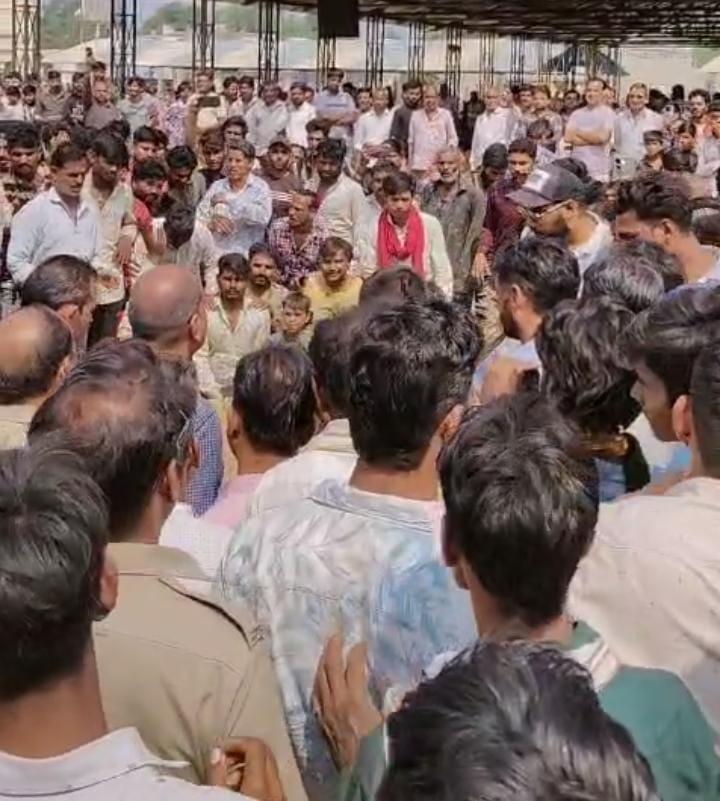नीमच मंडी में हंगामा,दीपावली से पहले किसान की नाराजगी आ रही हैं सामने,मूंगफली के दाम कम मिलने पर किसानों ने मंडी में किया हंगामा खड़ा,व्यापारी से मारपीट करने का किया प्रयास ,व्यापारी ने बचाई अपनी जान