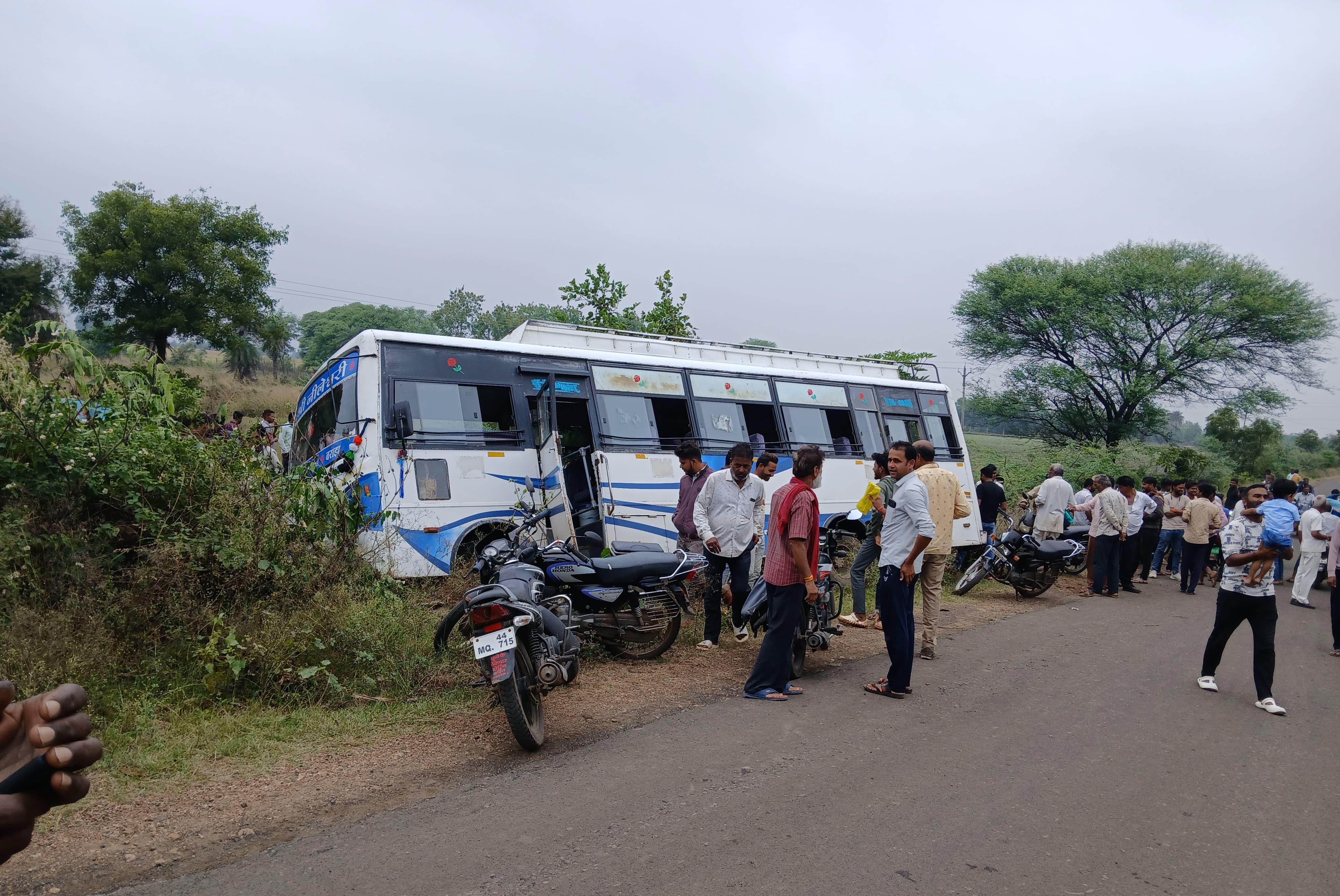 नीमच जावी मार्ग पर हादसा टला,बस उतरी खेत की खाई पर,कोई जनहानि नही
