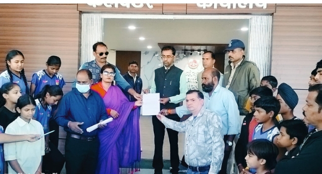 सीएम राइज़ स्कूल को लेकर नीमच में विवाद, मैदान बचाने की मांग को लेकर खिलाड़ियों ने संभाला मोर्चा, विधायक