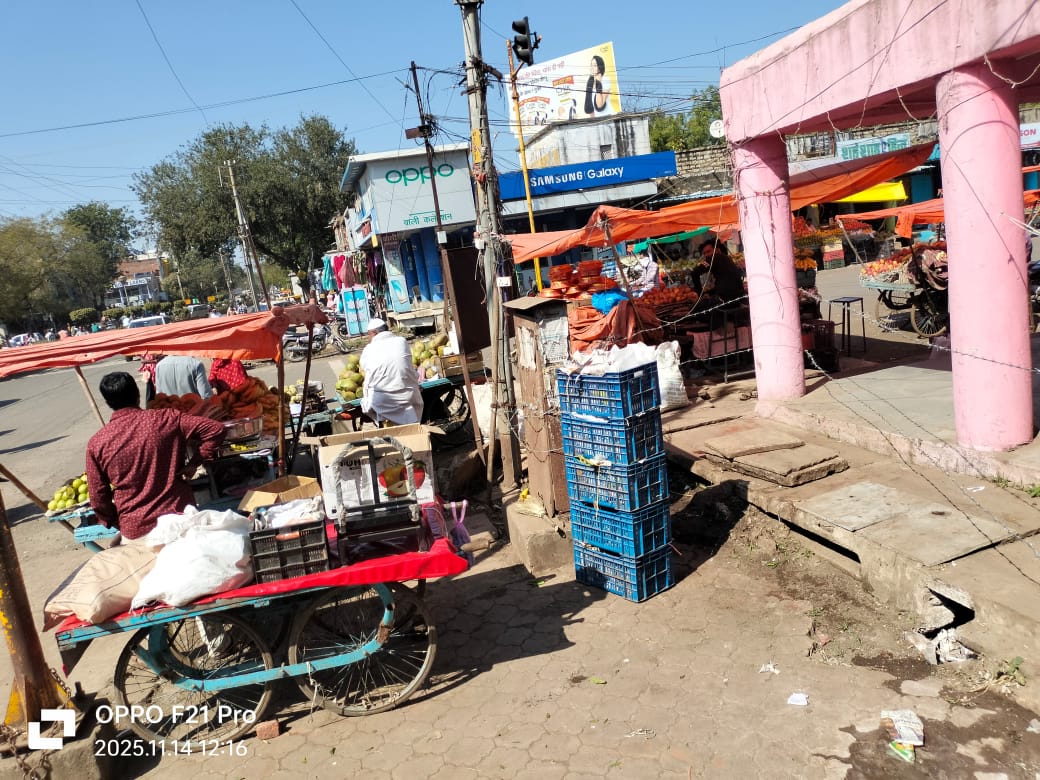 प्रभारी बदले लेकिन फ्रूट मंडी चौराहे की स्थिति यथावत,फिर से ट्रॉफिक सिग्नल के नीचे जम गये फ्रुट के ठेले!,बीते दिनों यातायात पुलिस नगरपालिका की संयुक्त टीम ने अभियान के तहत सिग्नल के नीचे पुलिस चौकी बनाने हेतु तार फेंसिग कर जगह को किया था आरक्षित