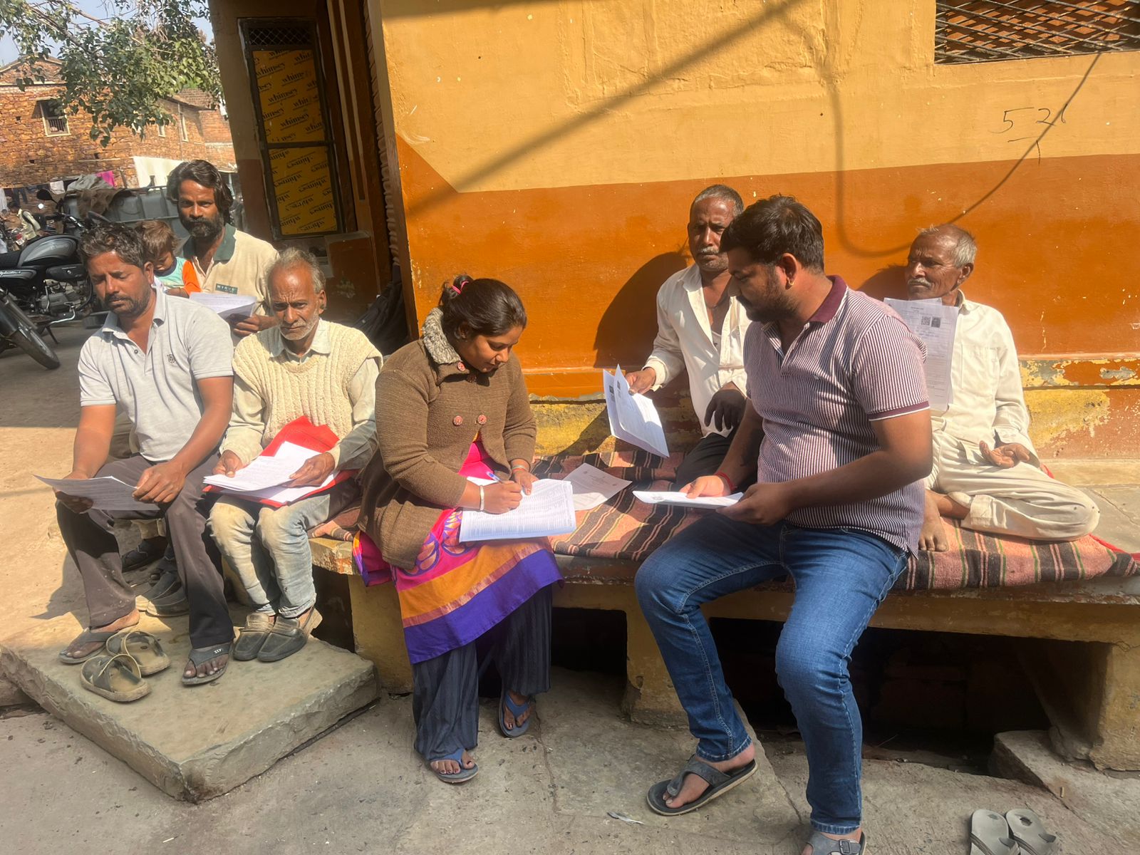 एसआईआर... तकलीफों और परेशानी के बीच डटे बीएलओ, ठंड में भी बीएलओ के छूट रहे हैं पसीने,कहीं नेटवर्क तो कहीं लोग नही मिल रहे,फिर भी कुछ बीएलओ अपने लक्ष्य तक पहुंच गये पढ़ें दशरथ माली की ये खबर 