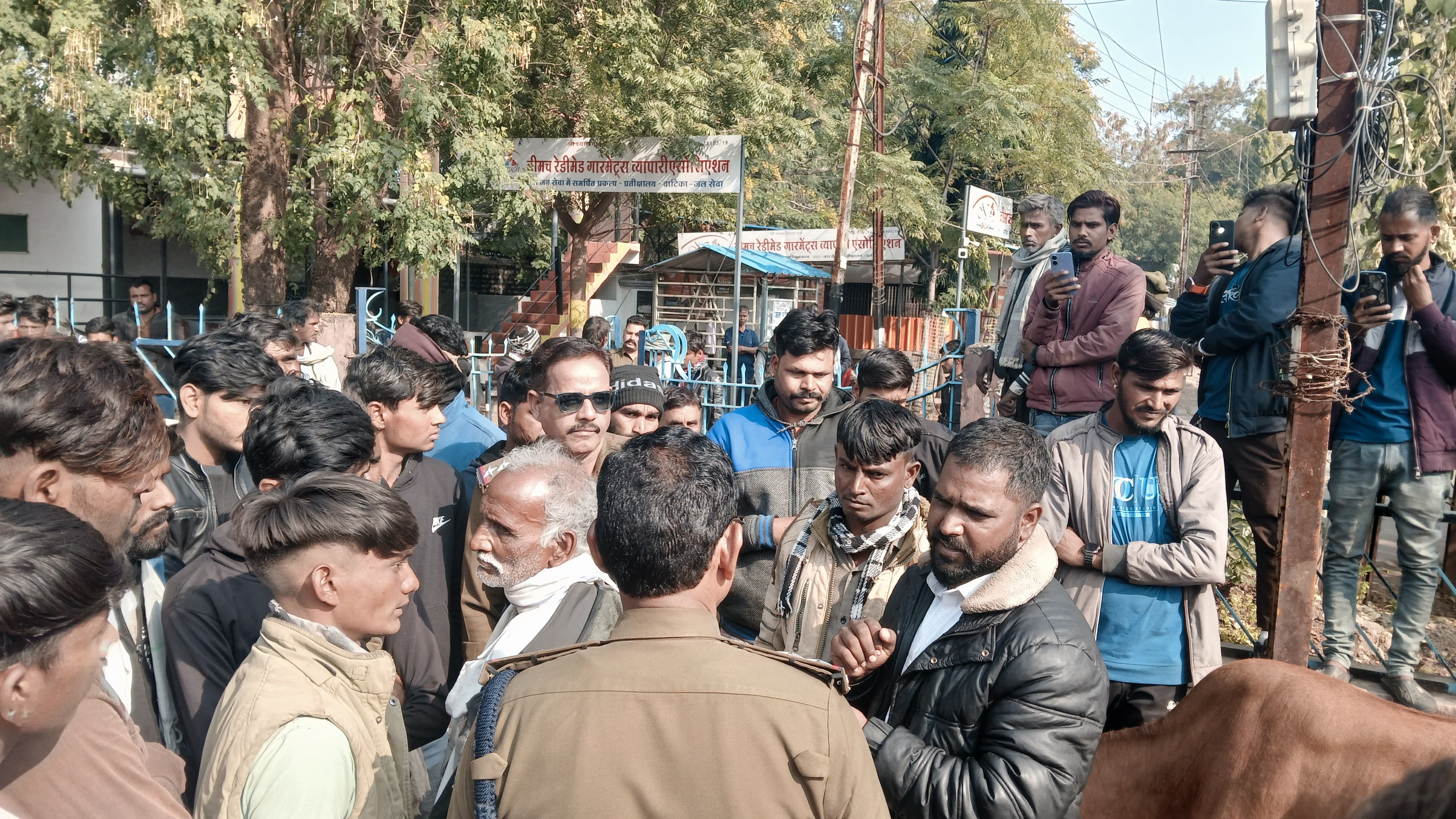 प्रसूता की संदिग्ध मौत के बाद लापरवाही डाक्टर,स्टॉफ के खिलाफ की कार्यवाई की मांग,मुख्य मार्ग पर किया चक्कजाम,