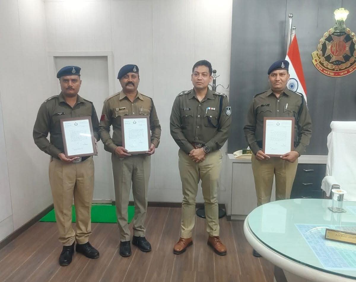 ये है जाबांज पुलिसकर्मी, जिन्होंने खुद की जान की परवाह किए बगैर बचाई दूसरे की जान, पुलिस अधीक्षक अंकित जायसवाल ने किया सम्मान