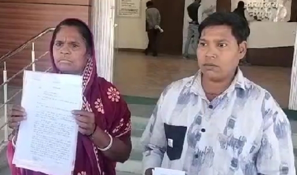 लापिया गांव की आदिवासी महिला ने लगाए दबंगों पर आरोप,कृषि भूमि पर जबरन बाउंड्री बनाकर कर रहे  कब्जा,प्रशासन से की कारवाई मांग, पढे़ खबर 