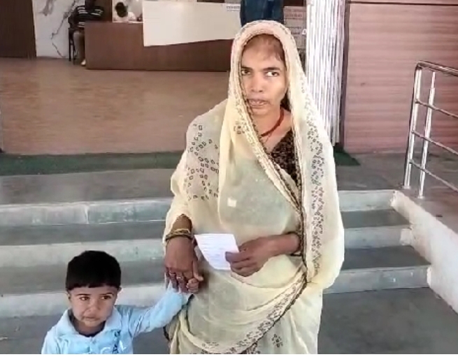ग्वालदेविया की रहने वाली सीमा गुर्जर अपने छोटे से बच्चे के साथ कई महीनों से सरकारी दफ़्तरों के चक्कर काट रही,मामला पति की दुर्घटना में हुई मौत के मामले का,समग्र पोर्टल पर गलत जानकारी लोड होने के कारण नहीं मिल रही संबल योजना का लाभ,