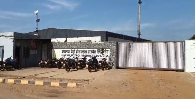 मालवा पेट्रो फेक्ट्री में मजदूरों से बिना सेफ्टी के करवाया जा रहा था काम,लापरवाही ने ली एक मजदूर की जान,आक्रोशित परिजनों ग्रामिणजनों ने किया,मालवा पेट्रो फेक्ट्री घेराव,