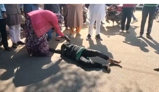 मामला धामनिया में विधवा महिला की पट्टा वाली जमीन पर दबंग का कब्जा, न्याय के लिए महिला ने लगाई ,कलेक्ट्रेट में लगाई लोटन यात्रा,पीड़ित महिला कलेक्टर से इंसाफ की लगाई गुहार