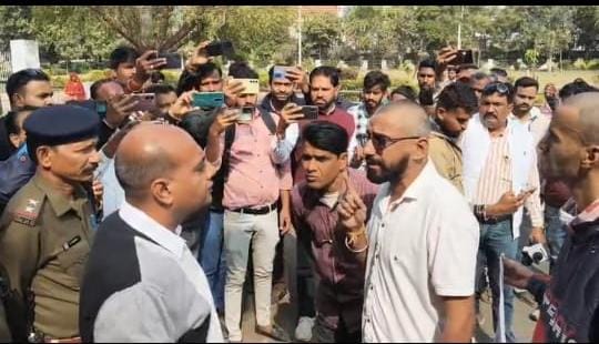 नीमच में देखने को मिला अनोखा प्रदर्शन,"रामनाम सत्य है, सहकारिता विभाग भ्रष्ट है" 8 वे दिन निकाली शवयात्रा, प्रदर्शनकारी को लिया पुलिस हिरासत में  आशिष बंग