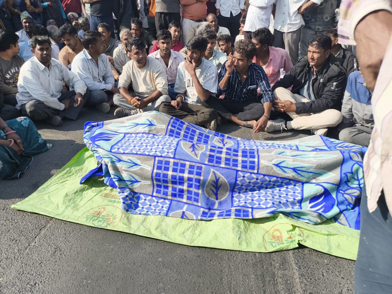 लाश मिलने के बाद हत्या की आशंका, परिजनों और ग्रामीणों ने किया चक्काजाम, लगा लंबा जाम‘