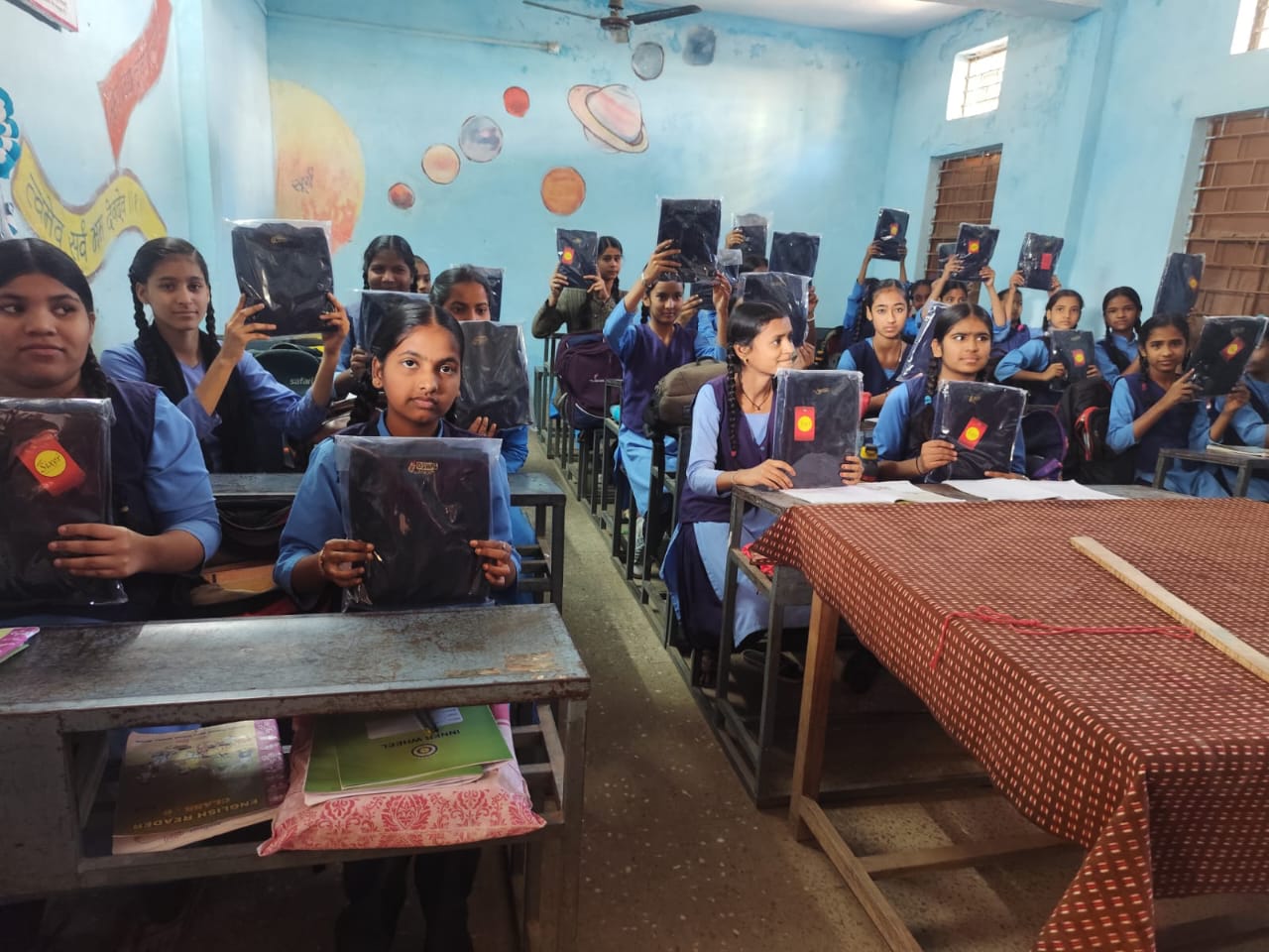 इनर व्हील डायमंड ने बालिकाओं को गरम स्वेटर वितरित कर निभाई सामाजिक जिम्मेदारी 