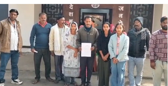 नीमच में सर्राफा व्यवसायी की मृत्यु के बाद विश्वास की अमानत डूबी? बेटियों की शादी से पहले राशि फंसी तो पीड़ित ग्रामीण पहुंचे एसपी कार्यालय, आवेदन सौंप की निष्पक्ष जांच की मांग, पढ़े खबर