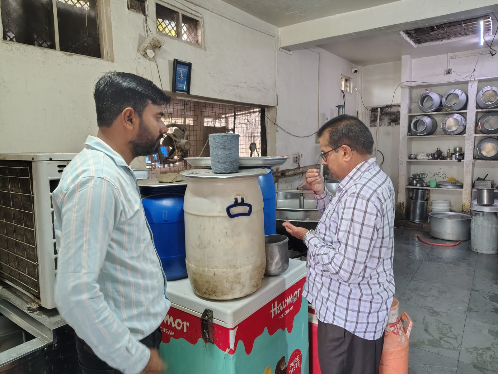 नीमच में खाद्य औषधि प्रशासन टिम की कार्रवाई,2 फार्मो पर किया आकस्मिक निरीक्षण एवं जांच हेतु लिए 10 नमूने।