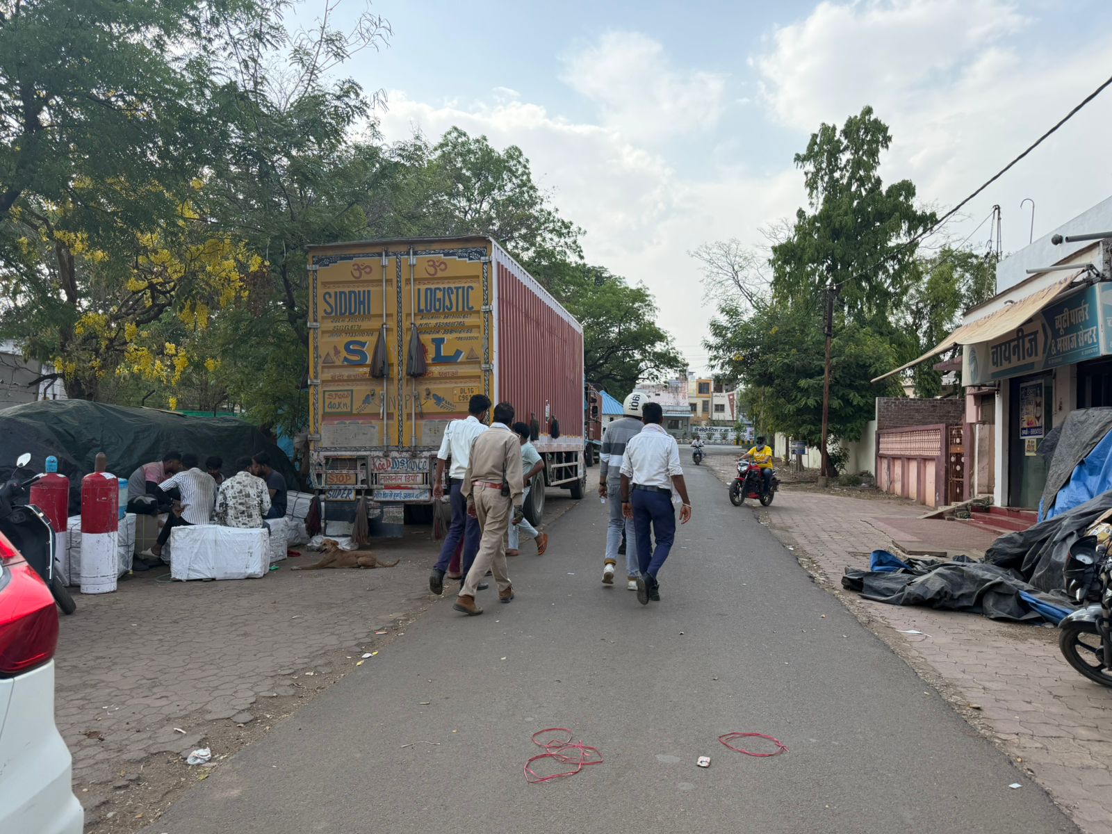 किसके संरक्षण में फल-फूल रहा श्री नाथ ट्रांसपोर्ट का अवैध कब्जा, CRPF मेस के पास राहगीर परेशान...