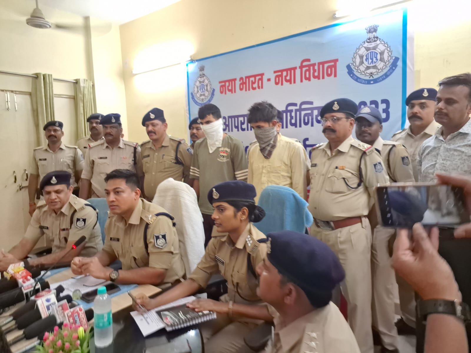 पुलिस चौकी नयागांव थाना जावद को मिली सफलता, नयागांव पुलिस ने 44 क्विंटल 15 किलोग्राम अवैध डोडाचूरा के साथ दो तस्कर को पकड़ा, डोडाचूरा की कीमत लगभग 4 करोड़ 50 लाख रुपए का,