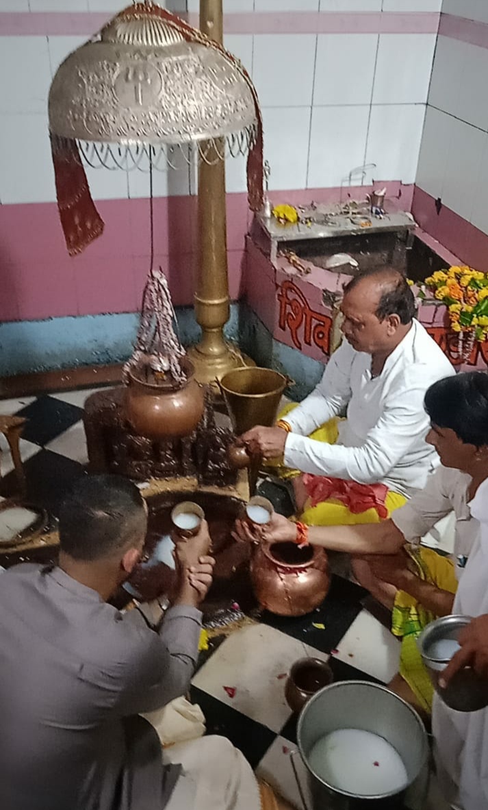 किसान नेता राजकुमार अहिर ने सुखानन्द धाम से तिलस्वा महादेव तक जल कलश यात्रा निकाली