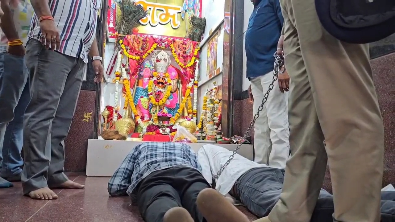 आरोपियों ने बालाजी से क्षमा मांगकर अपराध से की तौबा – एसपी ने भी लिया था प्रण, चोर हाथ आएंगे तभी मंदिर में चढ़ेंगे- ग्रामीणों ने किया पुलिस टीम का सम्मान- प्रसिद्ध हरकियाखाल बालाजी मंदिर में बदमाशों ने की थी बड़ी चोरी