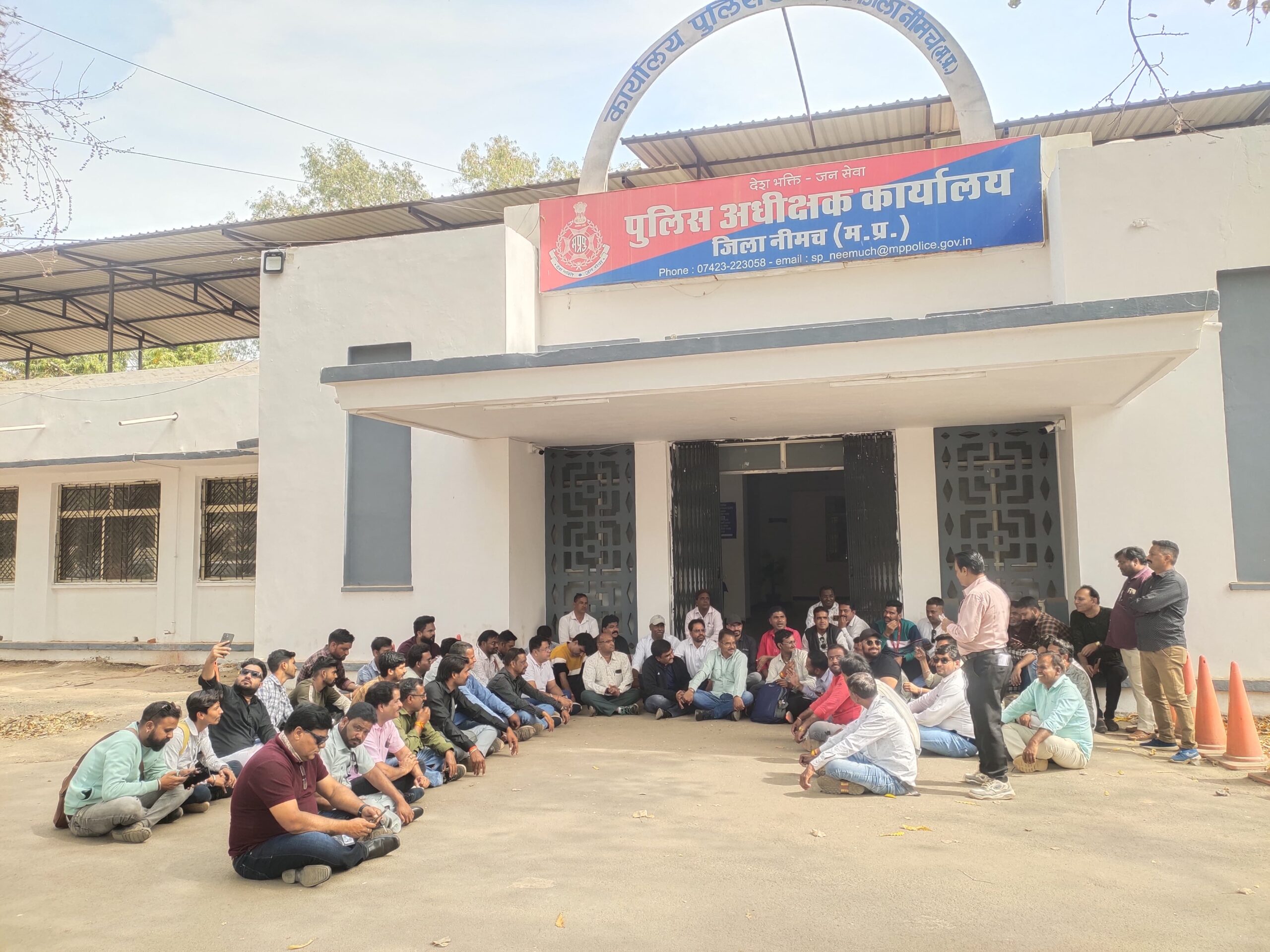पत्रकार हरीश अहीर पर दर्ज हुए झुठे मुकदमे को लेकर पत्रकार जगत में फुंटा आक्रोश, तस्कर धर्मेन्द्र धनगर के विरोध में एसपी कार्यालय पर दिया धरना प्रदर्शन, एएसपी ने दिया आश्वासन