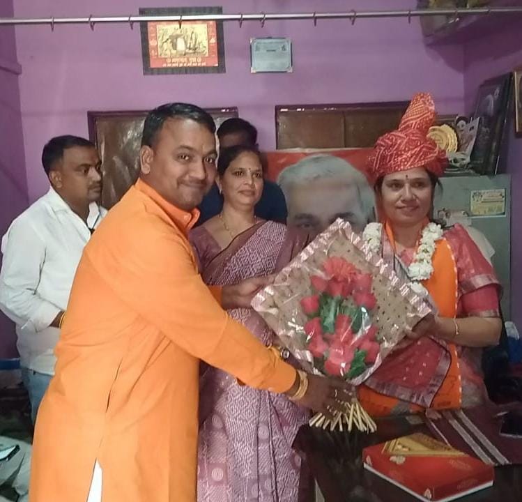 भाजपा की नवनियुक्त जिला अध्यक्ष वंदना खंडेलवाल का डीकेन नगर परिषद अध्यक्ष श्रवण पाटीदार के निज कार्यालय पर स्वागत अभिनंदन किया गया