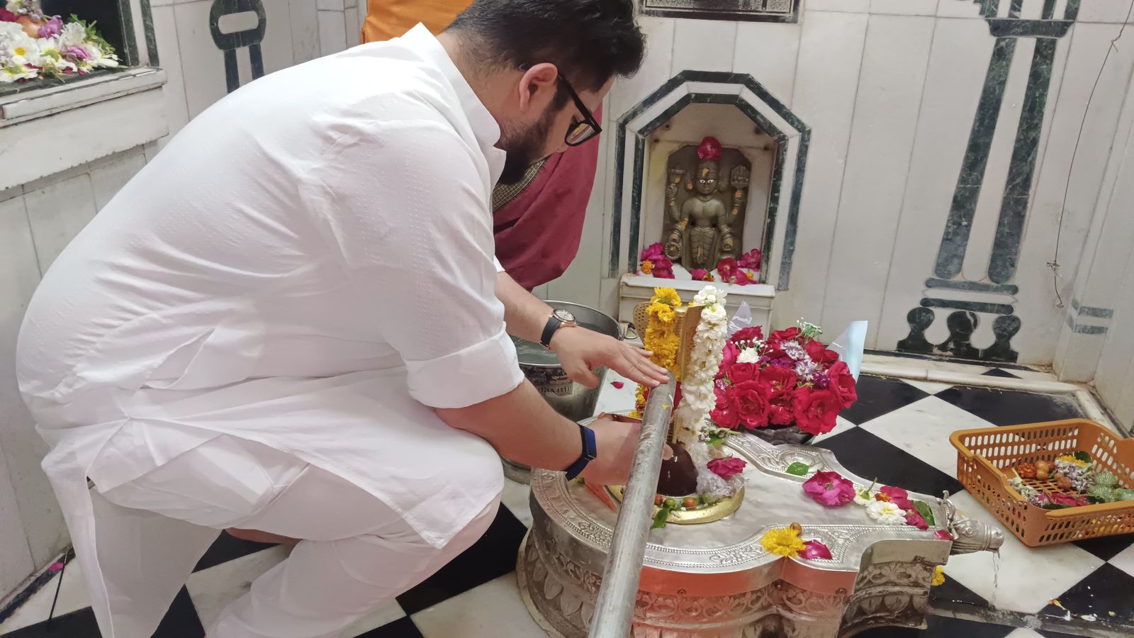 युवा समाजसेवी अरूल अरोरा गंगानगर द्वारा महाशिवरात्रि पर 101 क्विंटल महाप्रसादी का वितरण ,  — श्री किलेश्वर महादेव मंदिर भक्तों की आस्था उमडी, भगवान भोलेनाथ को भोग लगाकर अरूल अरोरा ने फलिहारी खिचडी वितरण शुभारंभ किया