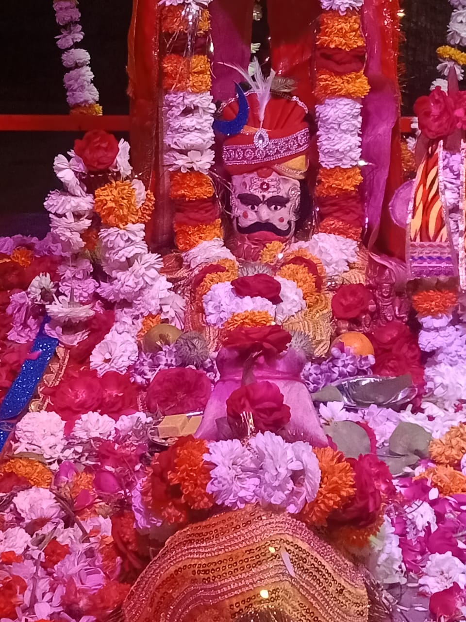 फूलों से हुआ बाबा भोलेनाथ का श्रंगार,दर्शन को पहुंचे श्रद्धालु